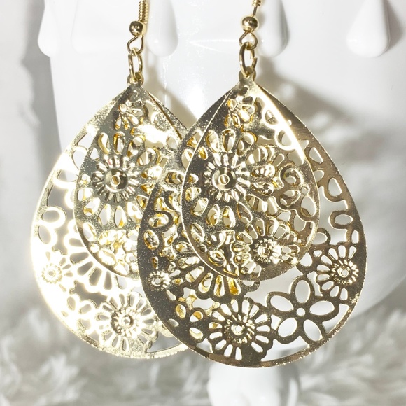 NWT  *BOUTIQUE*   SPARKLY GOLD TONE EARRINGS - Picture 1 of 4